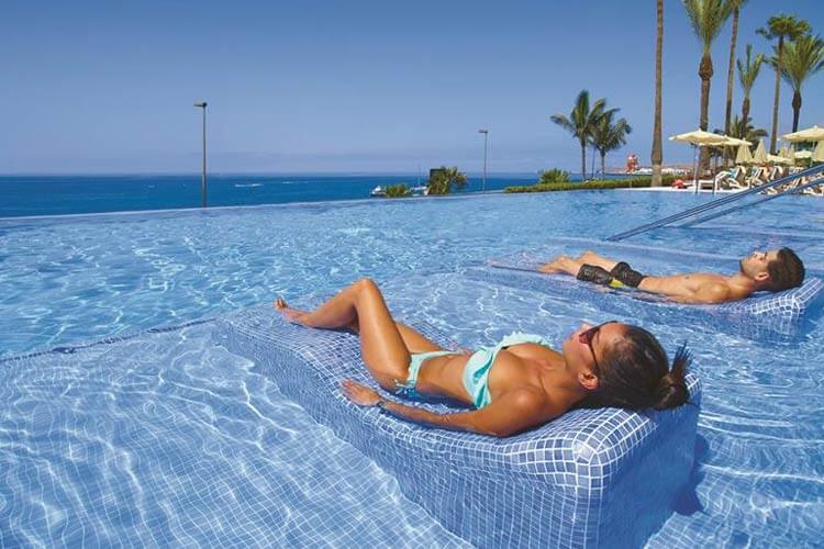 Zwembad aan zee van hotel RIU Palace Meloneras Resort Gran Canaria