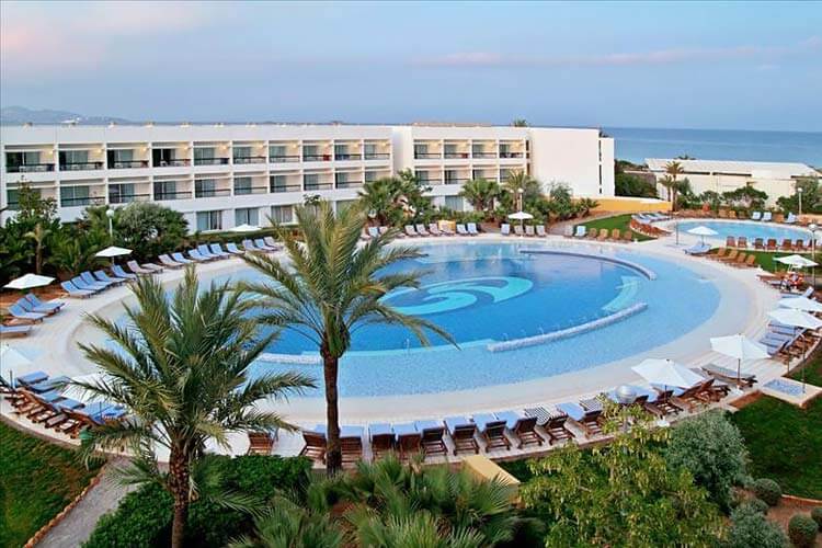 Zwembad van 5-sterren hotel direct aan het strand van Ibiza